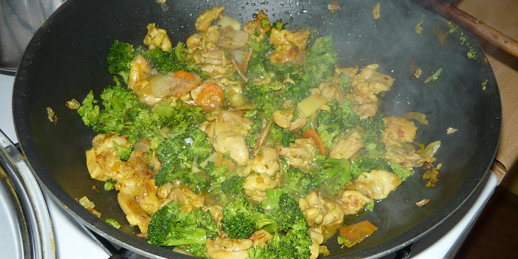 Pohanka s brokolicí a kuřecím masem