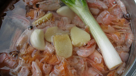 Polévka z krevetového vývaru s nudlemi