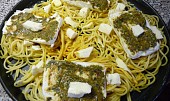 Přírodní šmakoun zapečený se špagetami v MW, sýry na špagetách