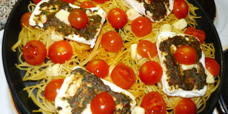 Přírodní šmakoun zapečený se špagetami v MW (přidaná rajčata)