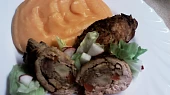 Roládky s játry a bramborovomrkvová kaše s česnekem