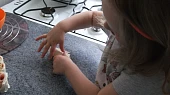 Růžičky z listového těsta, Vendulka tvaruje růžičku