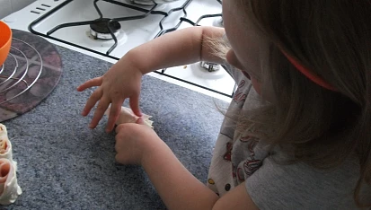 Růžičky z listového těsta, Vendulka tvaruje růžičku