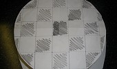 Šachovnice krémová (po ztuhnutí krému, si na korpus přiložíme papír se čtverečkema (1))