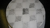 Šachovnice krémová, po ztuhnutí krému, si na korpus přiložíme papír se čtverečkema (1)