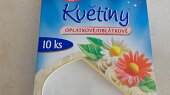 Skořicový roládový dortík (jedlé oplatkové kytky jako dekorace)