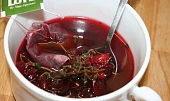 Špikovaná králičí stehna na tymiánu a brusinkách