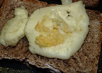 Topinky se sýrem a česnekem - CRISP