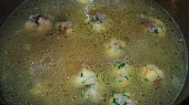 Uzené knedlíčky v uzené polévce, knedlíčky vaříme 7 minut...