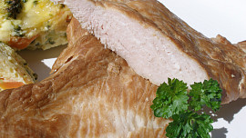 V pánvi vyuzená krůtí prsa s křenovou remuládou