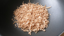 V pánvi vyuzená krůtí prsa s křenovou remuládou