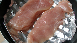 V pánvi vyuzená krůtí prsa s křenovou remuládou