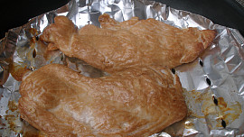 V pánvi vyuzená krůtí prsa s křenovou remuládou