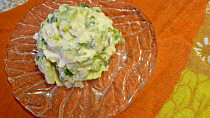 Vajíčkový salát s okurkou a římským salátem v jogurtovokřenové zálivce