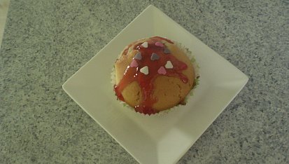 Vanilkové muffiny s jahodovou polevou