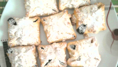 Vázané koláčky s marmeládou a drobenkou