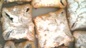 Vázané koláčky s marmeládou a drobenkou