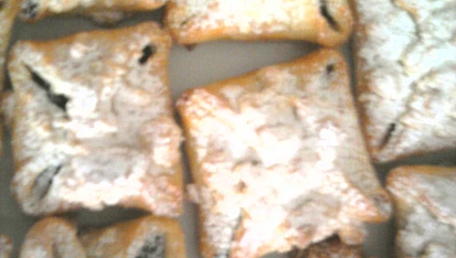 Vázané koláčky s marmeládou a drobenkou