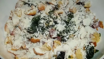 Velikonoční nádivkové knedlíky, přidáme veškeré suroviny a posypeme moukou...