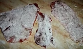 Vepřové plátky na přírodno s vajíčkem a cibulkou, připravené maso na osmažení...