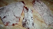 Vepřové plátky na přírodno s vajíčkem a cibulkou, připravené maso na osmažení...
