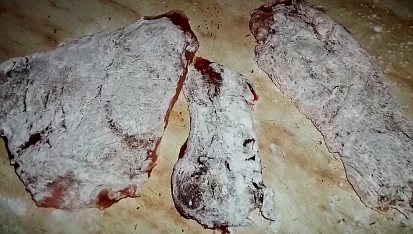 Vepřové plátky na přírodno s vajíčkem a cibulkou, připravené maso na osmažení...