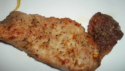 Vepřové plátky na přírodno s vajíčkem a cibulkou, omažené měkké maso...