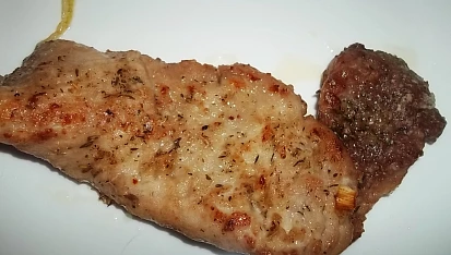 Vepřové plátky na přírodno s vajíčkem a cibulkou, omažené měkké maso...