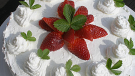 Zatočený jahodovo kefírový dort