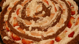 Zatočený jahodovo kefírový dort