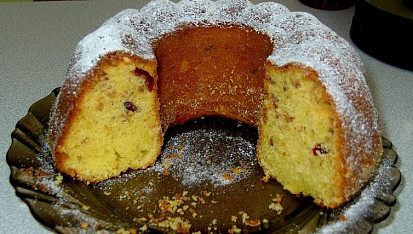 Bábovka kefírová - s lískovými oříšky a brusinkami