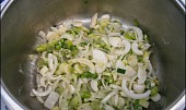 Cibulovo-brokolicový krém (Na másle orestujeme tenké půlměsíčky cibule,přidáme brokolici,koření,vodu a vaříme 10minut.Poté přidáme víno a ještě chvíli povaříme.)