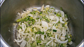Cibulovo-brokolicový krém, Na másle orestujeme tenké půlměsíčky cibule,přidáme brokolici,koření,vodu a vaříme 10minut.Poté přidáme víno a ještě chvíli povaříme.