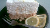 Citronový cheesecake, moc se mi nepovedl řez,ten spodek je dost tvrdý,asi jsem sušenky dost napěchovala,tak se dost špatně krájel,ale jinak je vynikající....