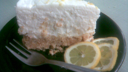 Citronový cheesecake, moc se mi nepovedl řez,ten spodek je dost tvrdý,asi jsem sušenky dost napěchovala,tak se dost špatně krájel,ale jinak je vynikající....