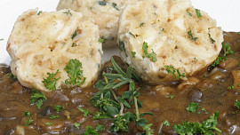 Divoká houbovka s žemlovými knedlíky