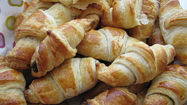 Domácí máslový croissant