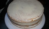 Dort muchomůrka (přiložíme vršek a pomažeme celý dort krémem a dáme do lednice ztuhnout)