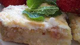 Drobenkový rebarborový koláč se sněhovým závojem