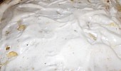 Drobenkový rebarborový koláč se sněhovým závojem