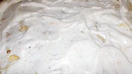 Drobenkový rebarborový koláč se sněhovým závojem