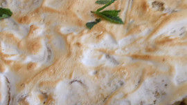 Drobenkový rebarborový koláč se sněhovým závojem