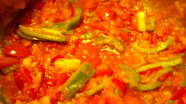 Drůbeží játra na řapíkatém celeru a jiné barevné zelenině