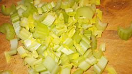 Drůbeží játra na řapíkatém celeru a jiné barevné zelenině