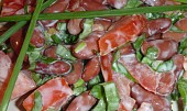 Fazolový salát s medvědem, rajčaty  a pažitkou