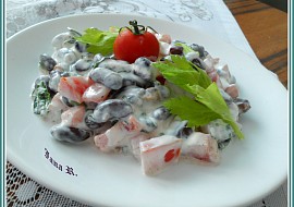 Fazolový salát s medvědem, rajčaty a pažitkou