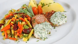 Fitness mix s medailónky z vepřové panenky s bylinkovou omáčkou