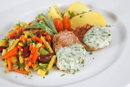Fitness mix s medailónky z vepřové panenky s bylinkovou omáčkou
