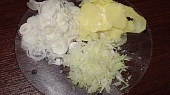 Hluchavková polévka, Brambor a pórek na slabé plátky, cibuli na kostičky
