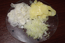 Brambor a pórek na slabé plátky, cibuli na kostičky